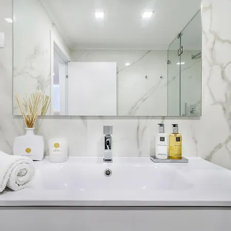 Whome Chic Escape: Your Stylish Haven In Downtown Lizbona
