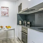 Whome Chic Escape: Your Stylish Haven In Downtown 公寓