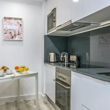 Whome Chic Escape: Your Stylish Haven In Downtown Apartament