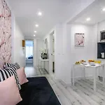 Апартаменты Whome Chic Escape: Your Stylish Haven In Downtown